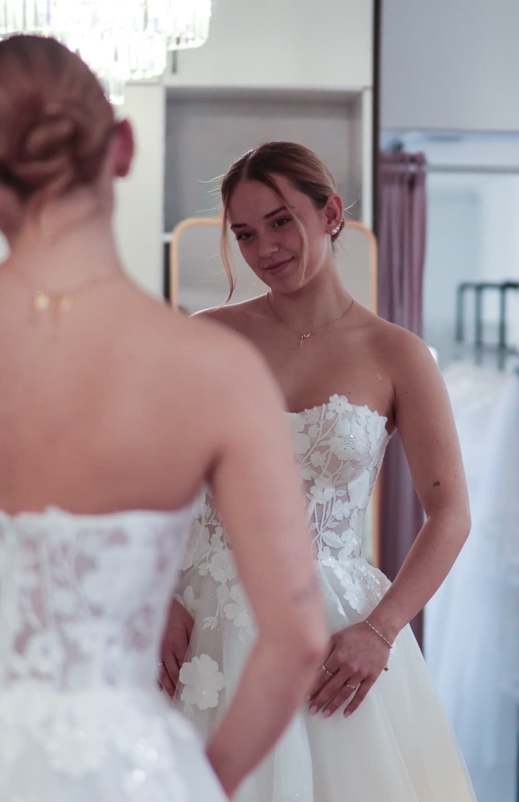 Brautkleid mit floralem Corsage-Oberteil und Tüllrock — Spiegel-Anprobe bei Liebesgeschichte