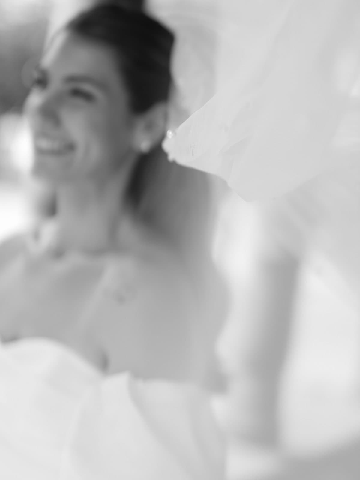 Braut mit Schleier, weichgezeichnetes helles Portrait aus dem Shooting von Brautmode Liebesgeschichte