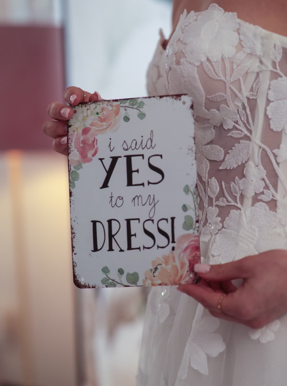 I said yes to my dress — Braut hält Schild nach erfolgreicher Brautkleid-Wahl bei Liebesgeschichte