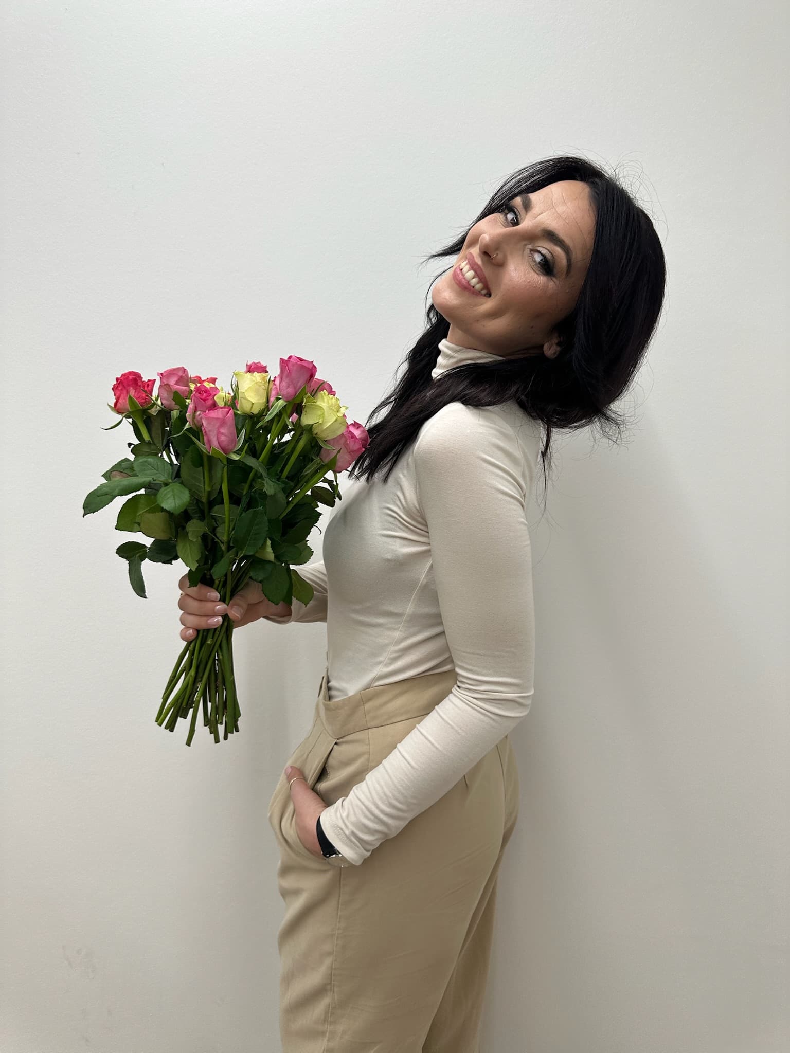 Melanie Pfefferkorn mit buntem Rosenstrauß — Inhaberin Brautmode Liebesgeschichte